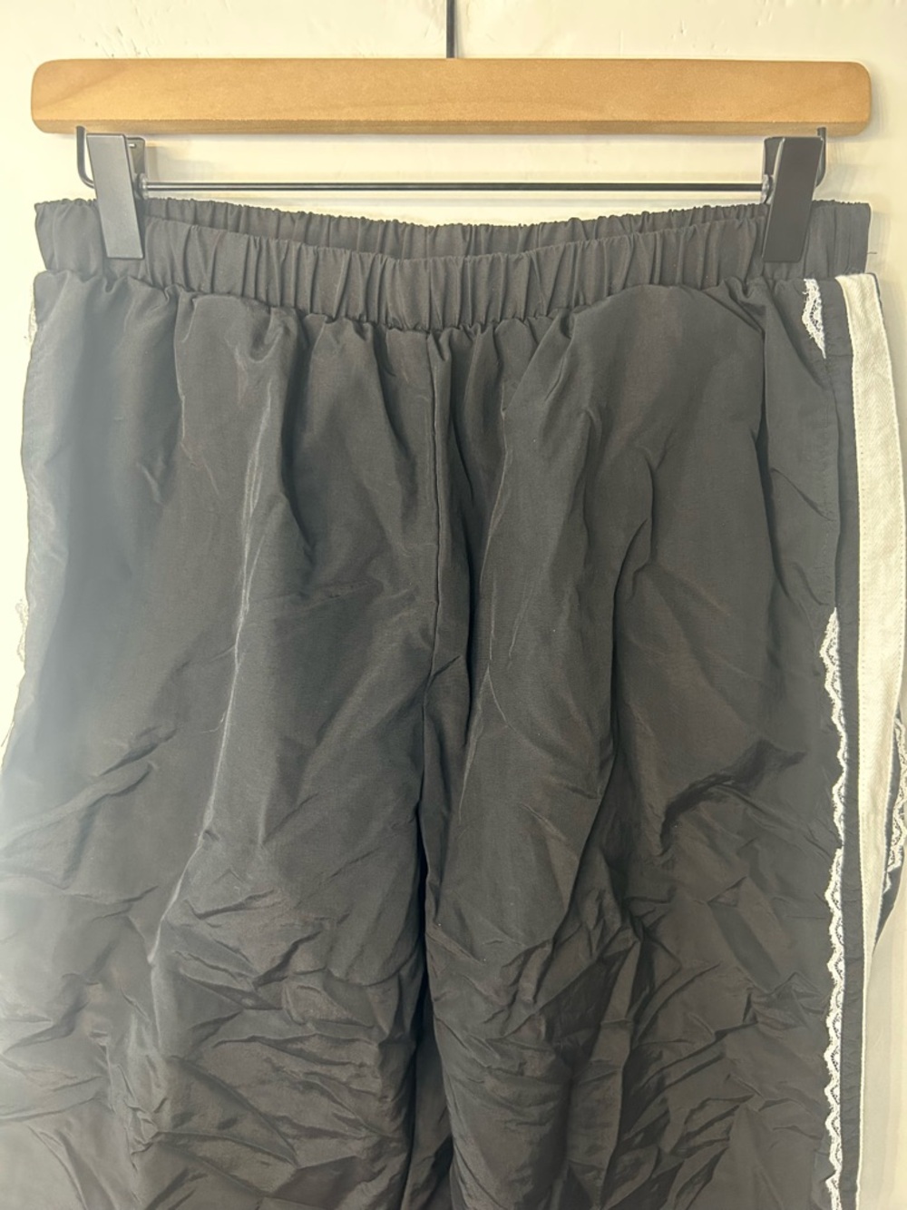 *NWOT* No Boundaries Womens Black and White Lace Side Stripe Track Pants, Medium - Picture 6 of 13